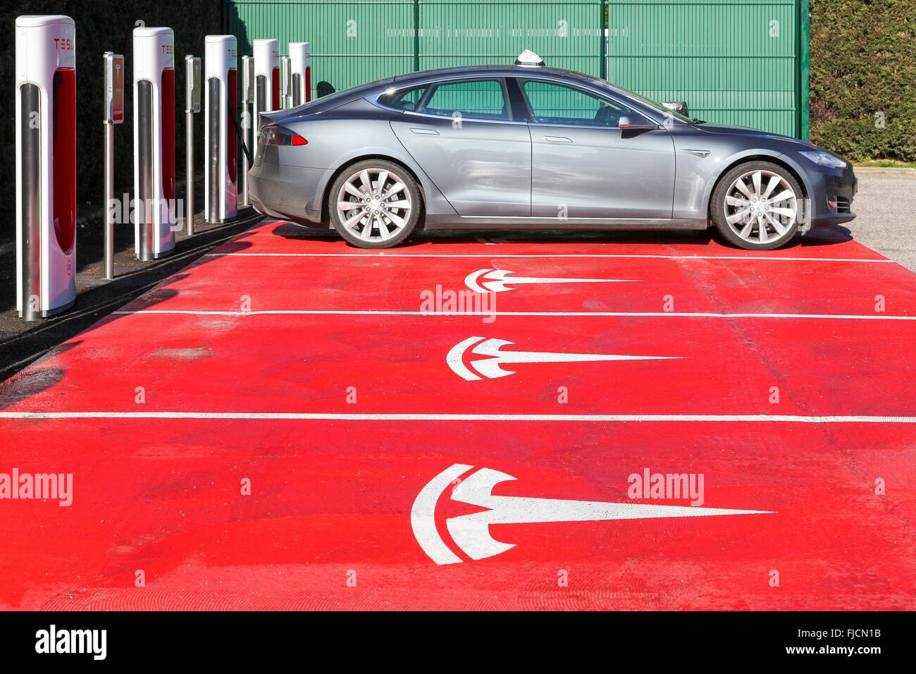 Tesla-Kompressor-Station und Parkplatz in Lyon, Frankreich Stockfoto