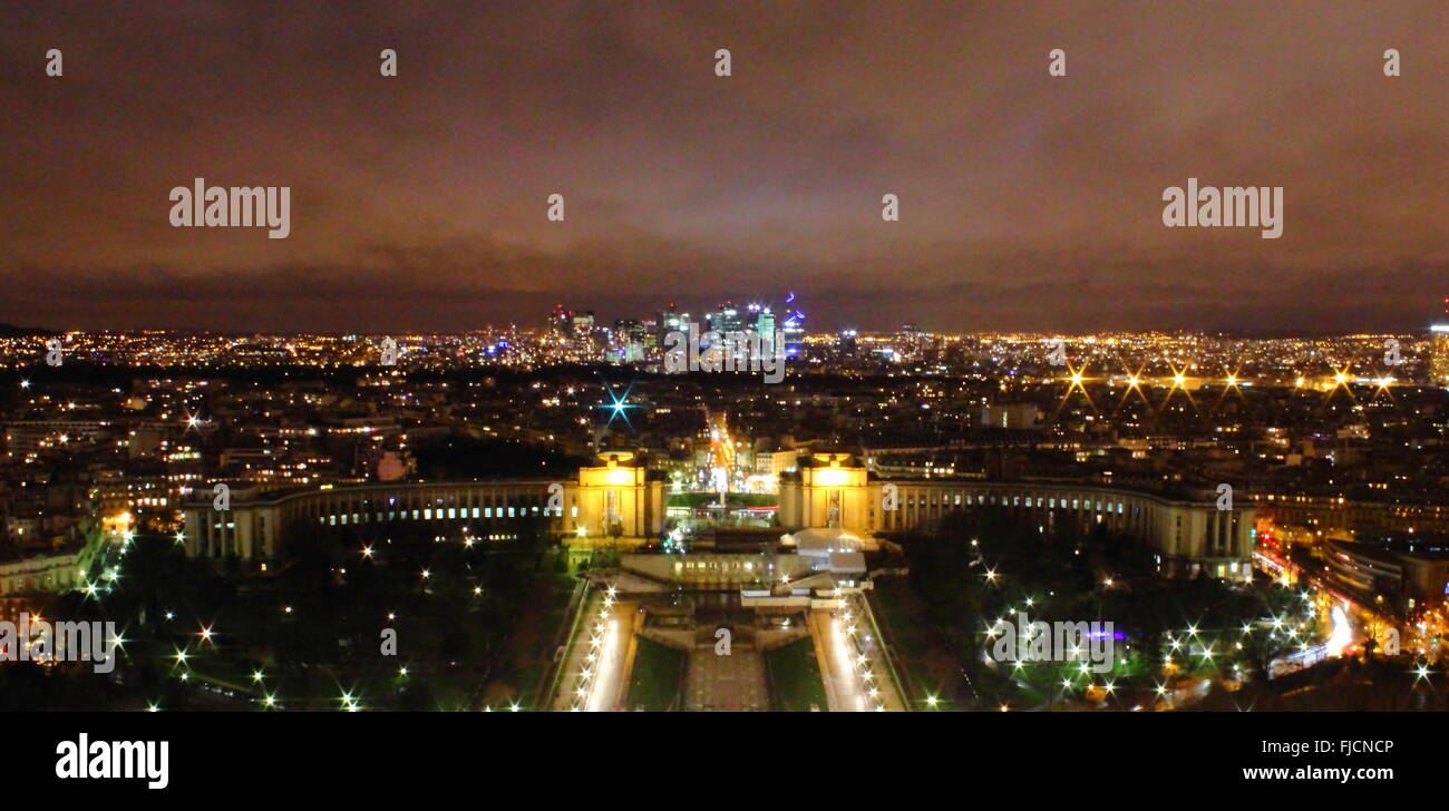 "Königreich der Light #3", Paris Skyline, schöne Wolken und Luftbild des Stadtbildes mit la defense Dist an Nacht, Paris, Frankreich Stockfoto