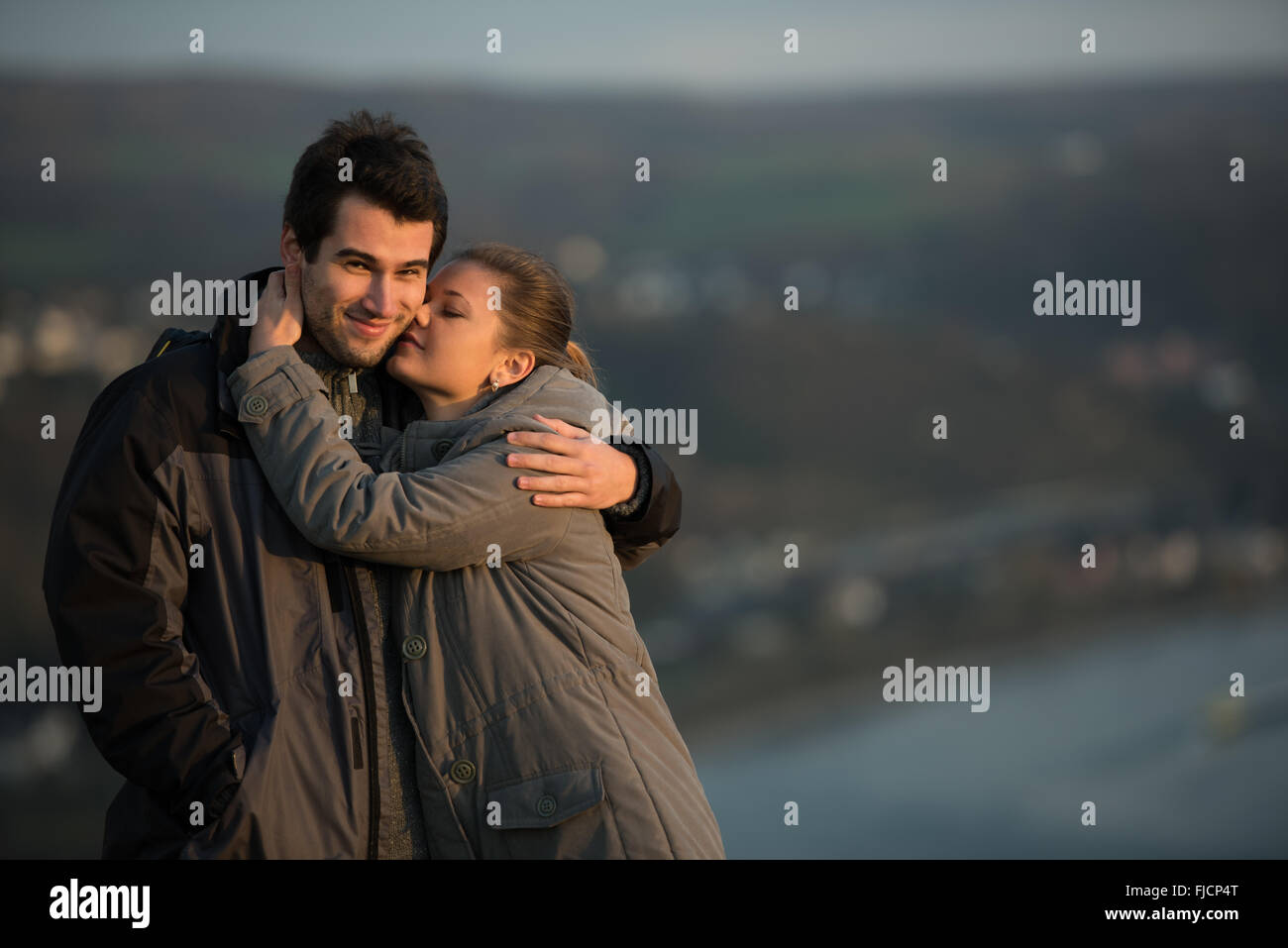 Junges Paar umarmen und Blick auf den Fluss Rheine, Deutschland Stockfoto