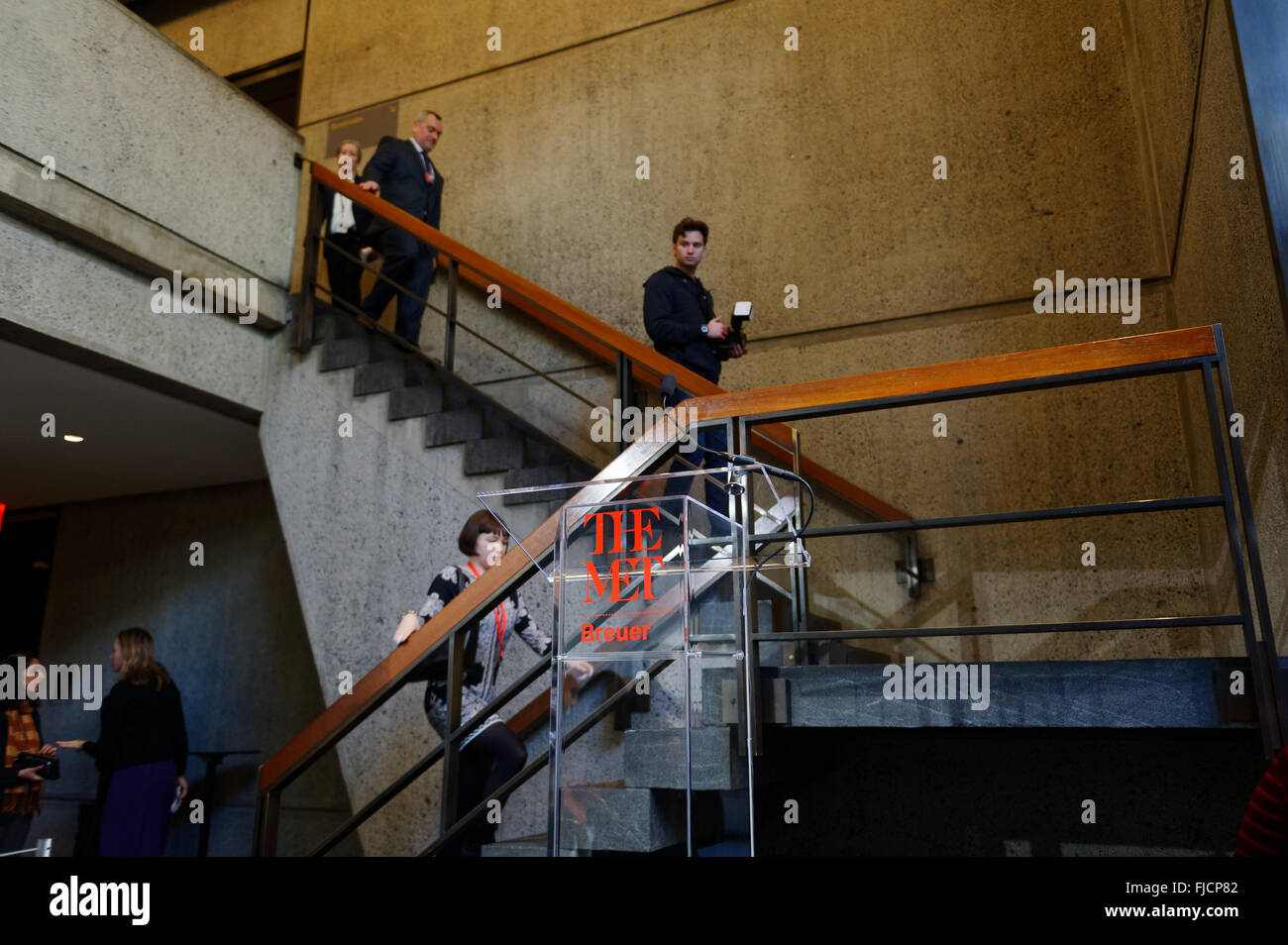 New York; NY; USA; 1. März 2016 – am 1. März, The Metropolitan Museum of Art eröffnet seine neuesten Lage; die Met Breuer; gegenüber der Presse. Untergebracht in einem Gebäude, entworfen vom Architekten Marcel Breuer für das Whitney Museum of American Art; Das traf Breuer auf der Madison Avenue an der 75th Street (in der Nähe der Met-Hauptgebäude); der Met Ausbau moderner und zeitgenössischer Kunstsammlung zusammen mit entsprechenden Ausstellungen präsentieren; Künstlerresidenzen und Performances. Für das Publikum geöffnet traf Breuer am 18. März. Bildnachweis: Terese Loeb Kreuzer/Alamy Live-Nachrichten Stockfoto