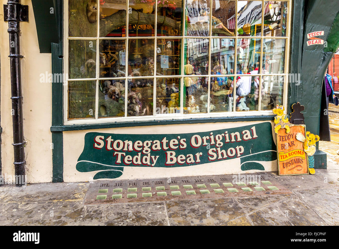 Alte, kleine Geschäfte in den Straßen der Altstadt, York, England, Vereinigtes Königreich Stockfoto