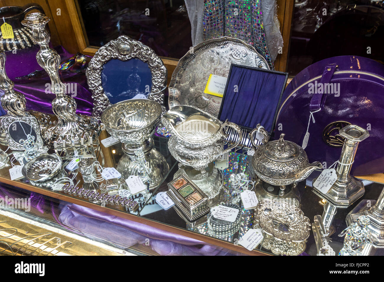 Silber Geschirr auf dem Display im Shop in England, UK Stockfoto