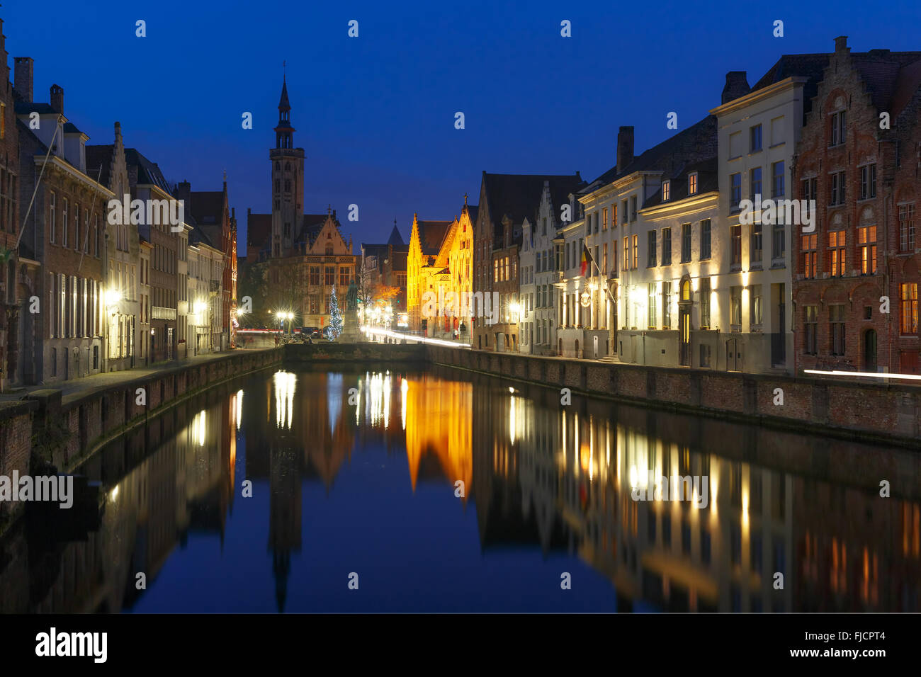 Jan Van Eyck-Platz und Kanal Spiegel in Brügge Stockfoto