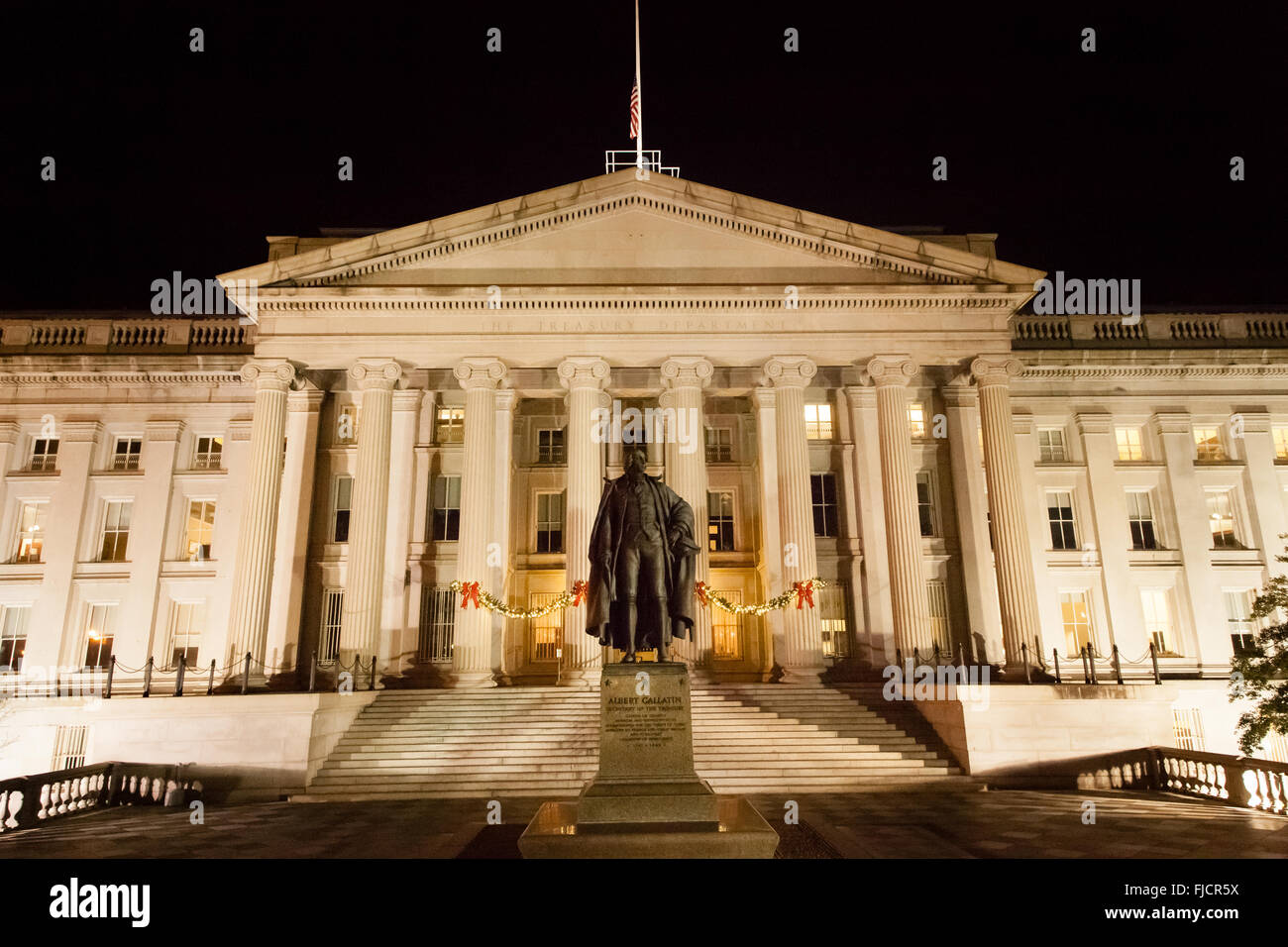 Washington DC - 5. Dezember 2015: Ein Blick auf die Treasury-Abteilung Gebäude in der Nacht, für Weihnachten dekoriert Stockfoto