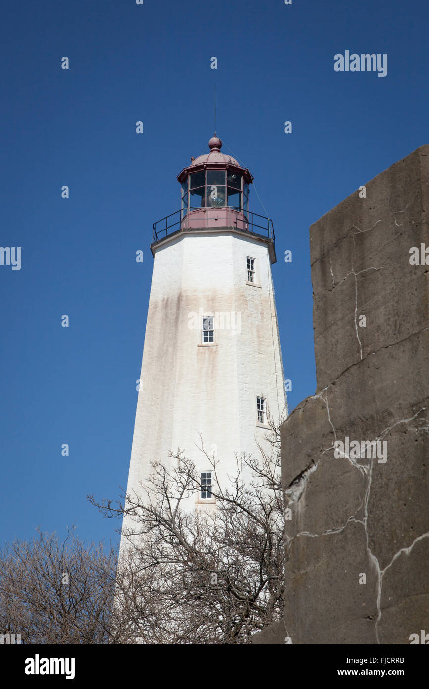 Ein Blick auf die berühmten Sandy Hook Lighthouse auf Fort Hancock in New Jersey. Dies ist der älteste Betrieb Leuchtturm in den Vereinigten Stockfoto