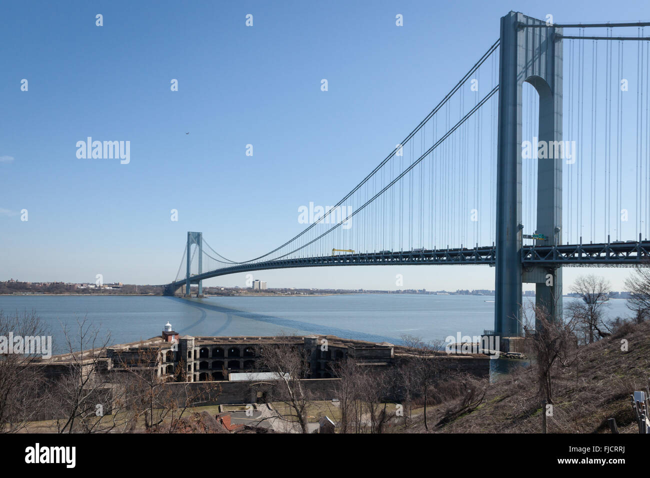 Die berühmte Verrazano-Narrows-Brücke von Fort Wadsworth in Staten Island, New York gesehen.  Das Batterie-Unkraut sieht in der lowe Stockfoto