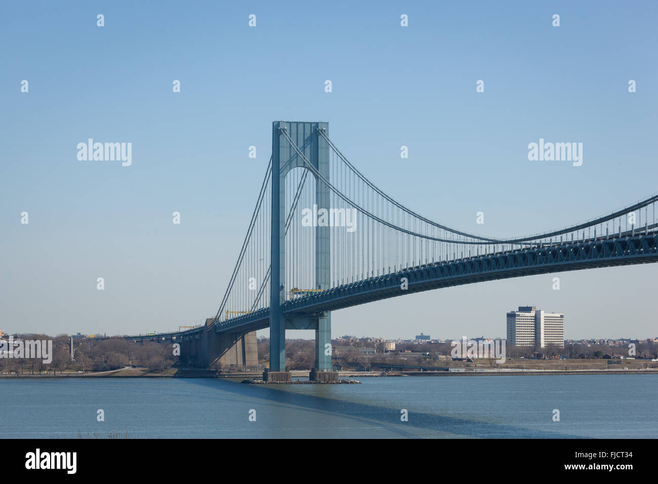 Die berühmte Verrazano-Narrows-Brücke von Fort Wadsworth in Staten Island, New York gesehen. Stockfoto