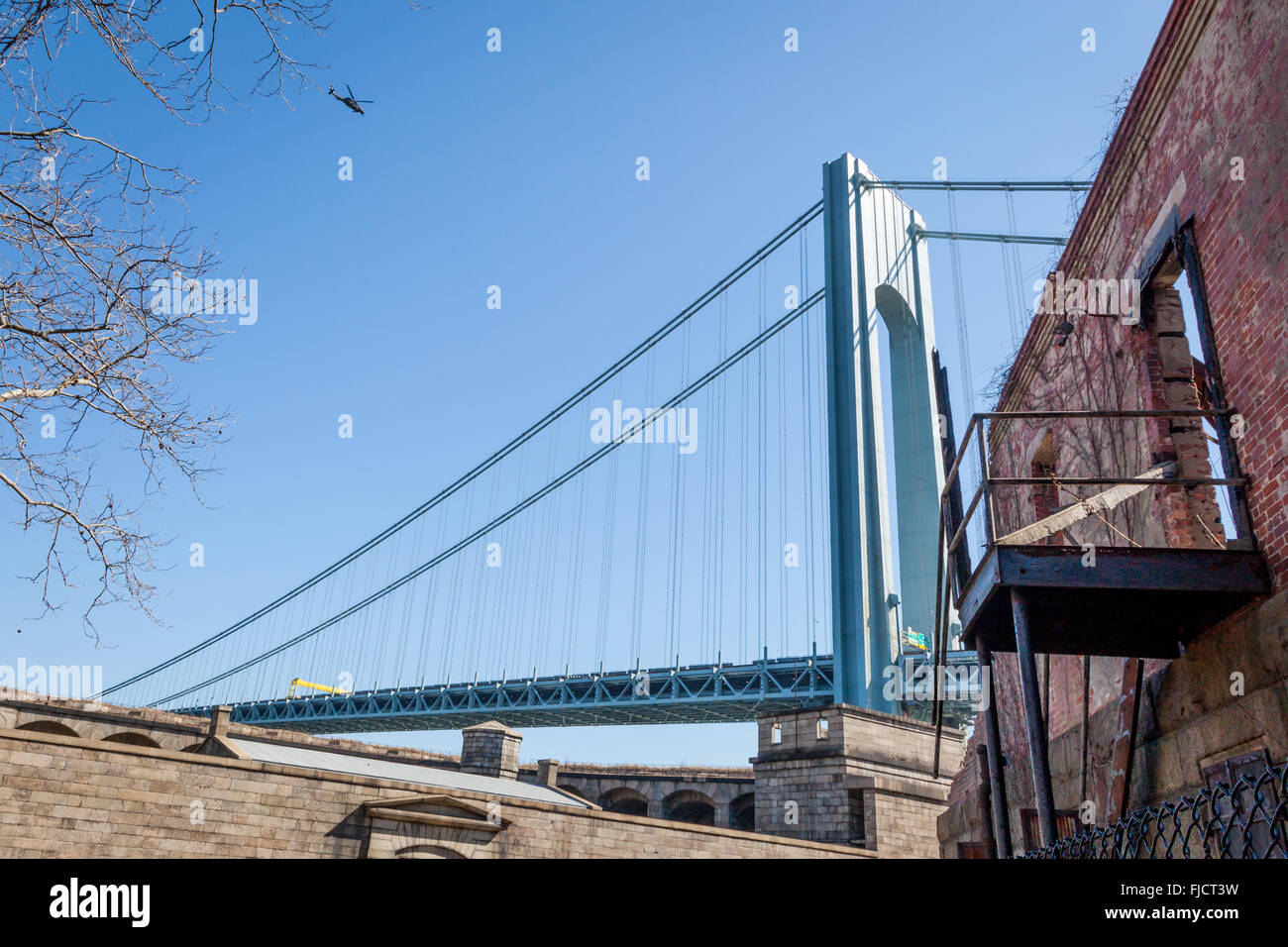 Die berühmte Verrazano-Narrows-Brücke von Fort Wadsworth in Staten Island, New York gesehen. Stockfoto