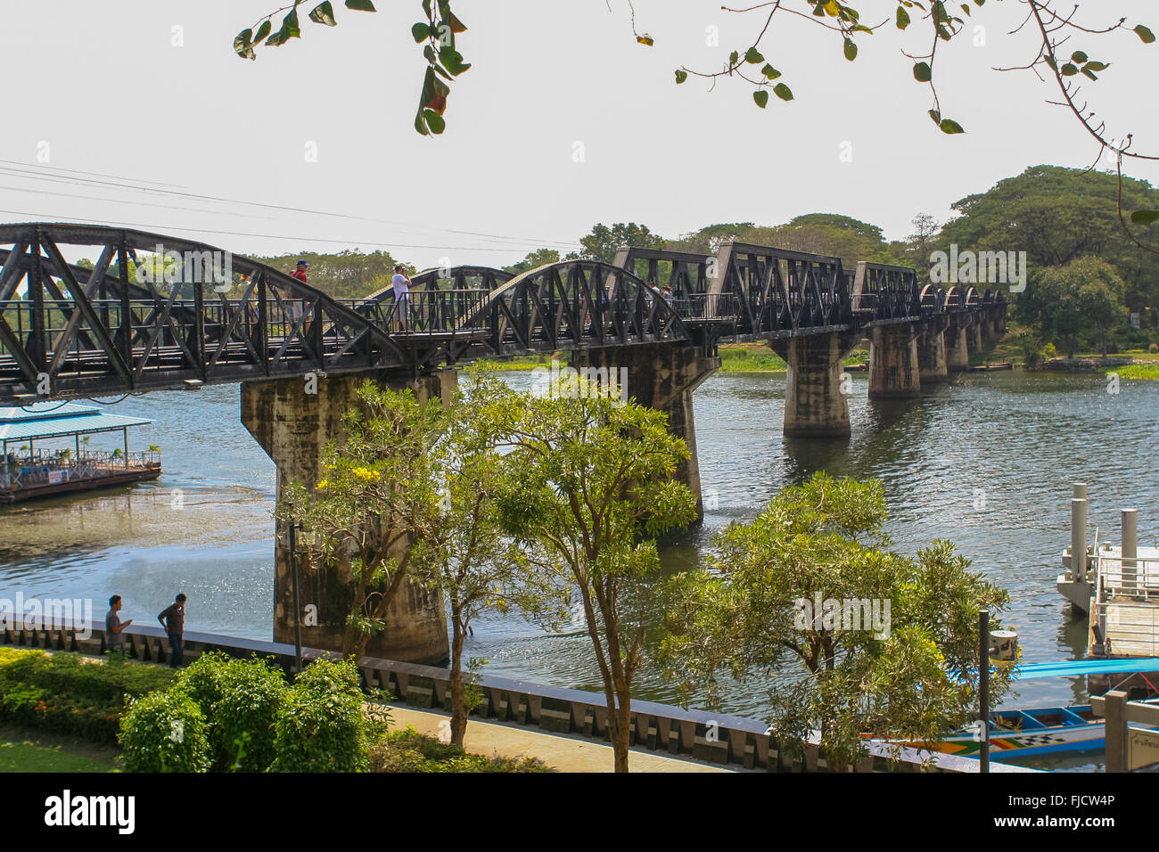Brücke am Kwai mit Eisenbahn, Kanchanaburi, Thailand. Stockfoto