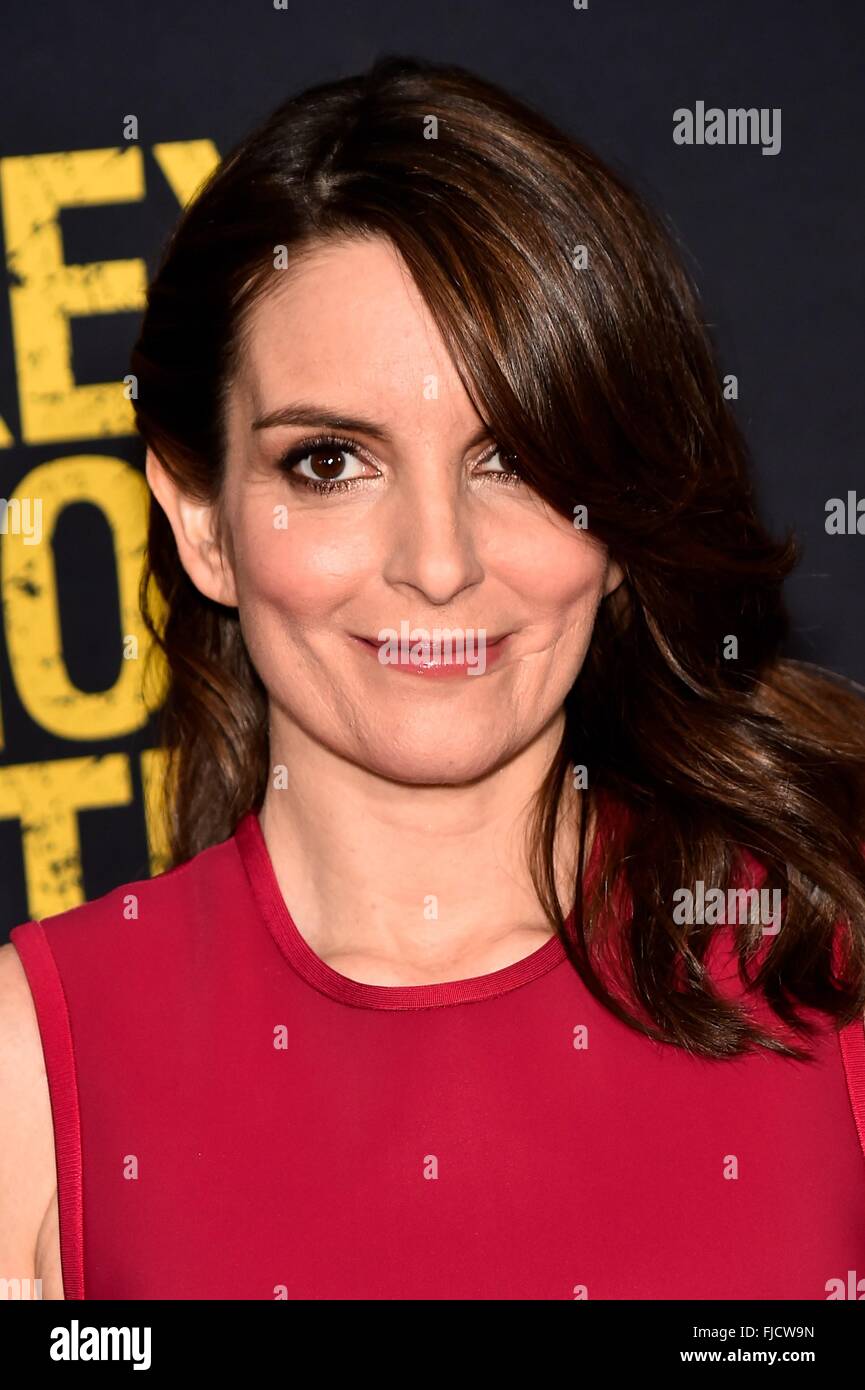 New York, NY, USA. 1. März 2016. Tina Fey im Ankunftsbereich für Whisky TANGO FOXTROT Premiere, AMC Loews Lincoln Square 13, New York, NY 1. März 2016. Bildnachweis: Steven Ferdman/Everett Collection/Alamy Live-Nachrichten Stockfoto