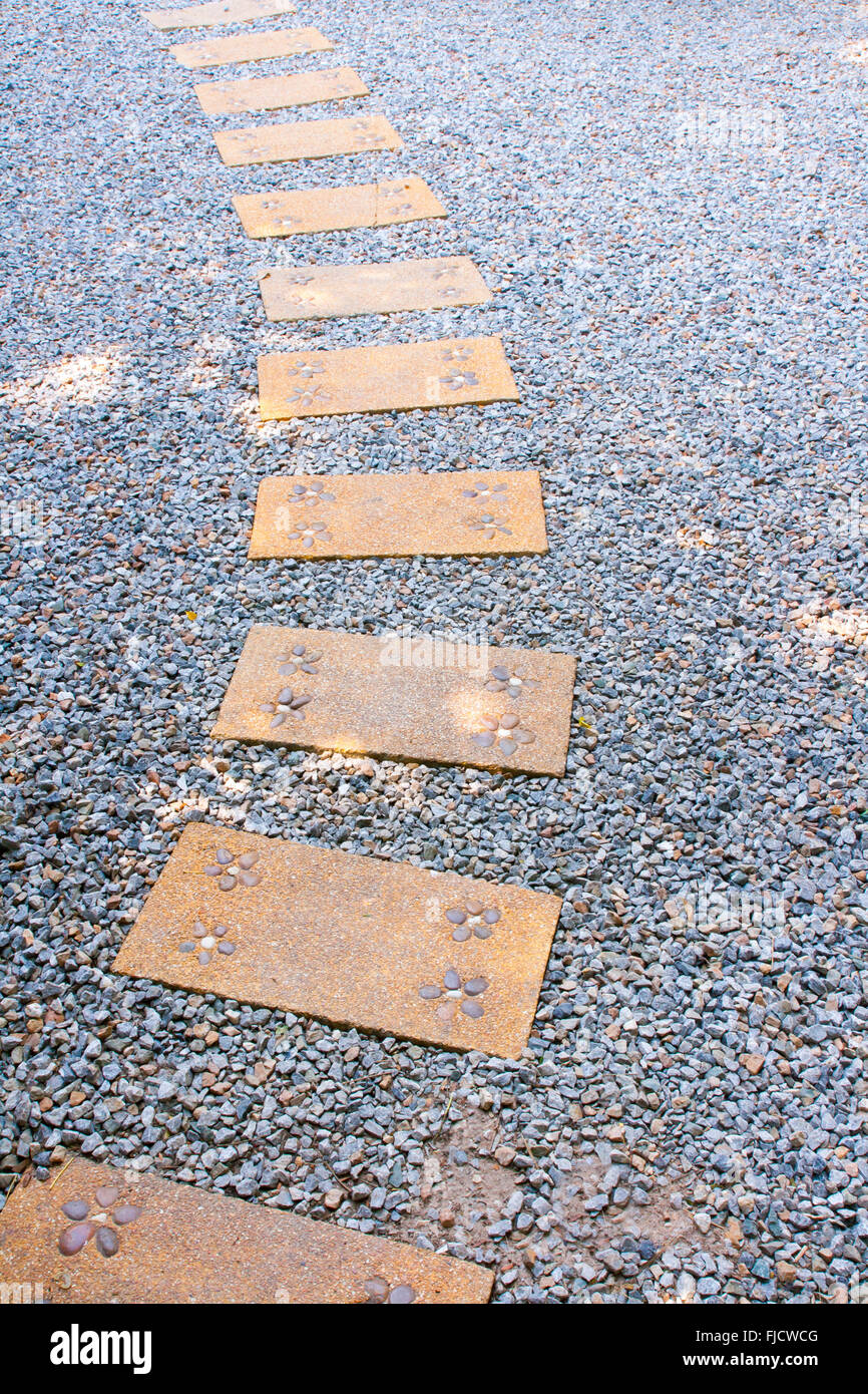 geschotterten Gehweg mit Blume in Kies Garten Stockfoto