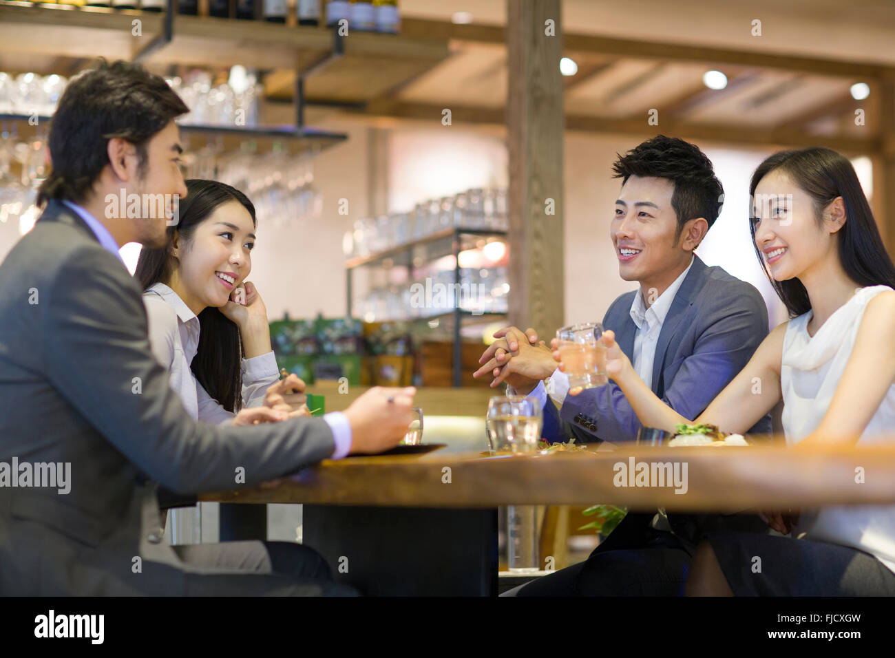 Chinesischen Freunden beim Abendessen zusammen Stockfoto