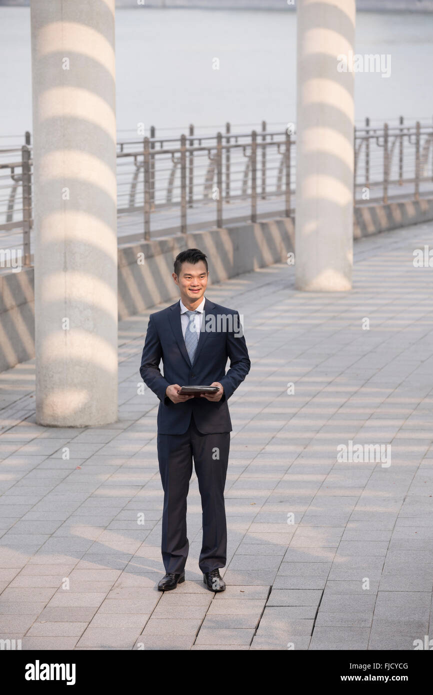 Ein glücklich aussehende asiatische Geschäftsmann. Stockfoto