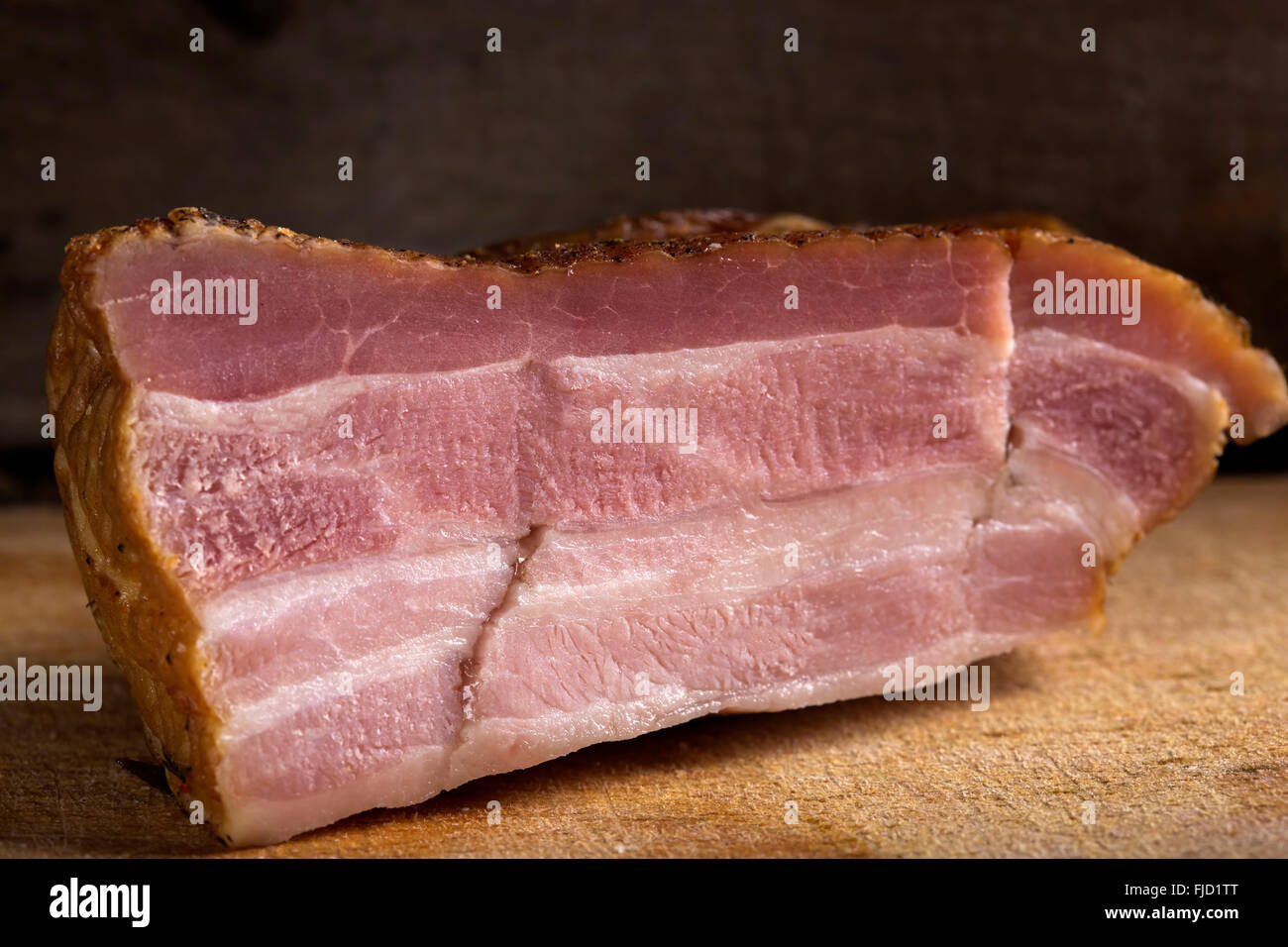 Geräucherter Speck am alten Holz Schneidebrett Stockfoto