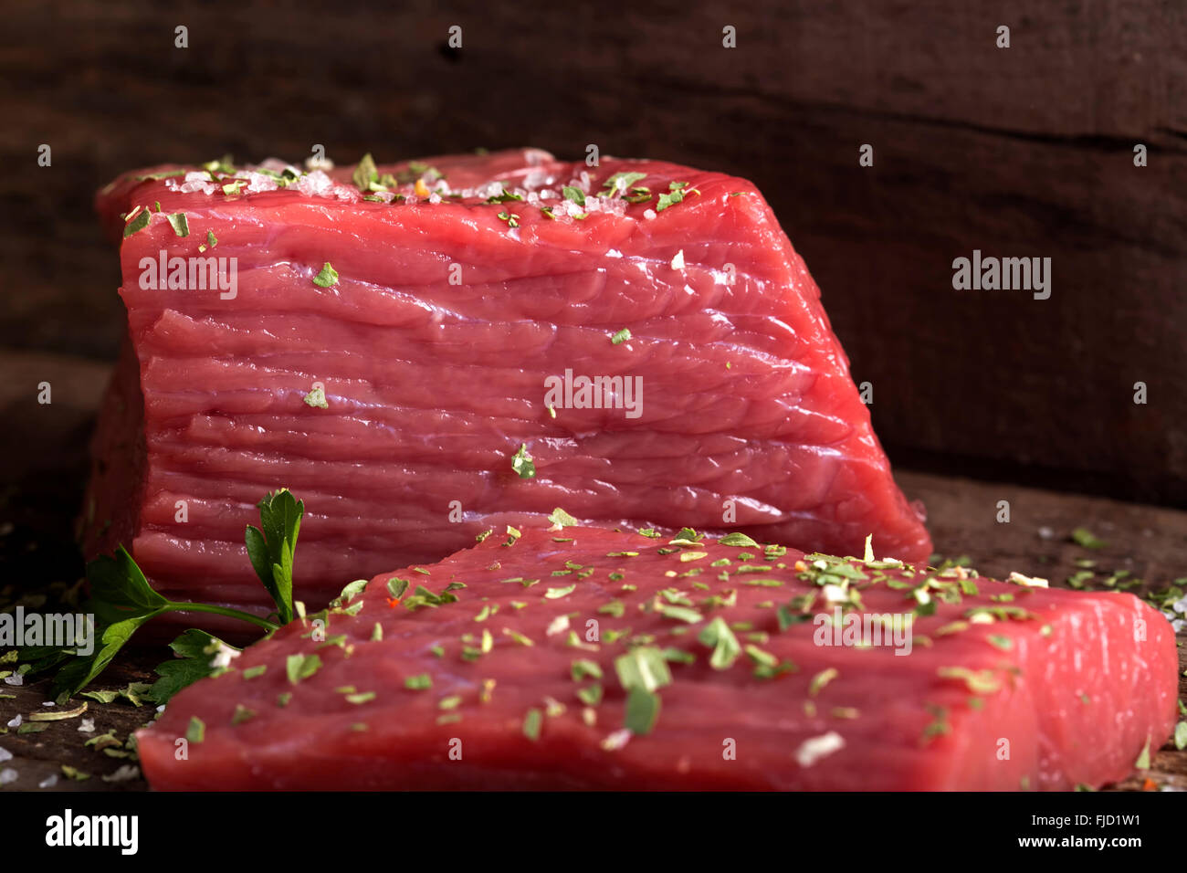 Fleisch essen: rohes Rinderfilet auf Schneidebrett Stockfoto