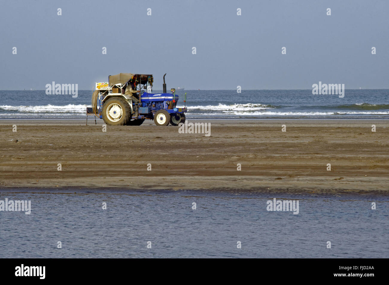 Traktor, Karde Strand, maharashtra, indien, asien Stockfoto