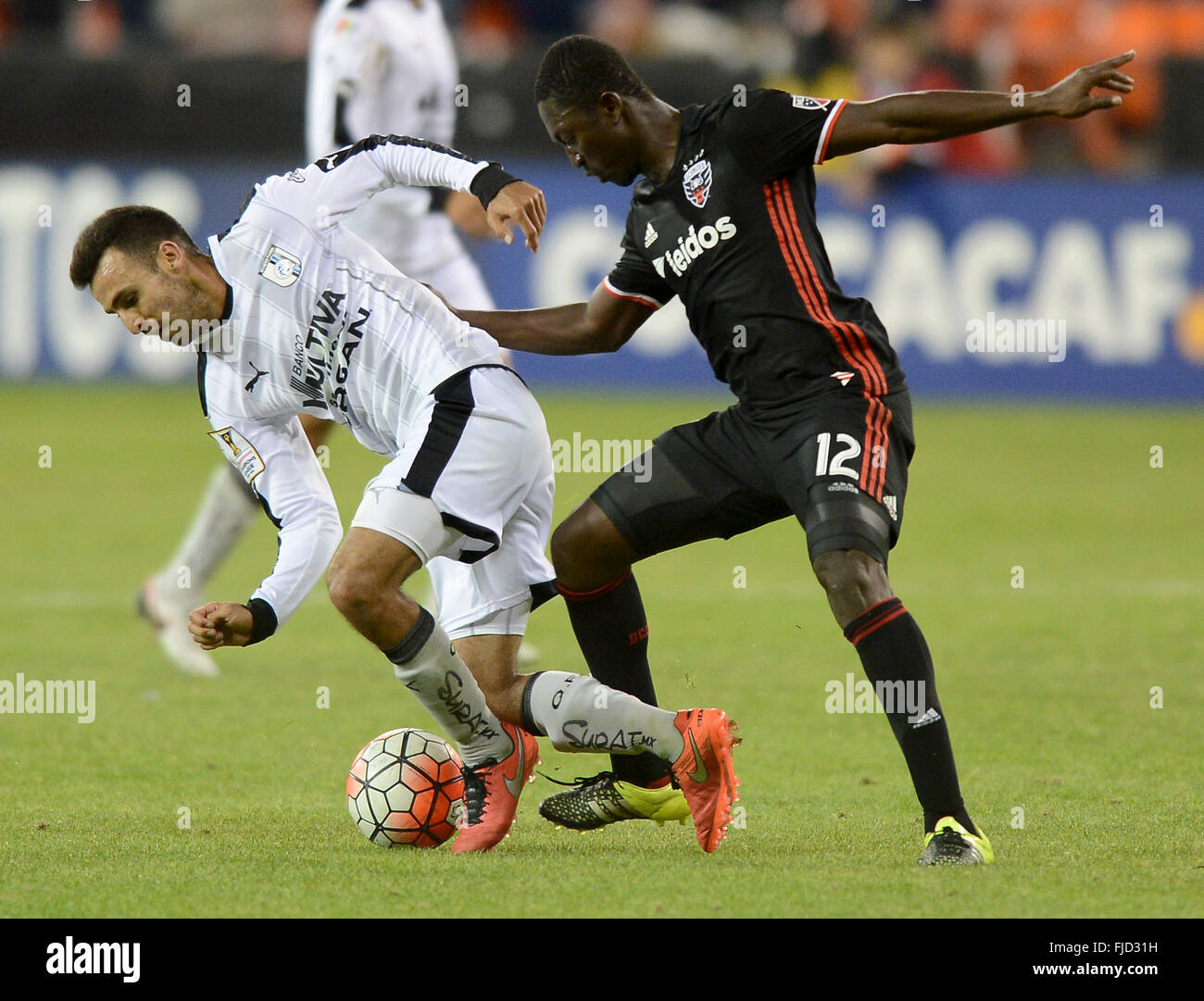 Washington, DC, USA. 1. März 2016. Queretaro Verteidiger JONATHAN BORNSTEIN (12), links, arbeitet die Kugel weg von D.C. United nach vorne PATRICK NYARKO (12) in der zweiten Hälfte von einem CONCACAF-Viertelfinale im RFK Stadium in Washington. Bildnachweis: Chuck Myers/ZUMA Draht/Alamy Live-Nachrichten Stockfoto