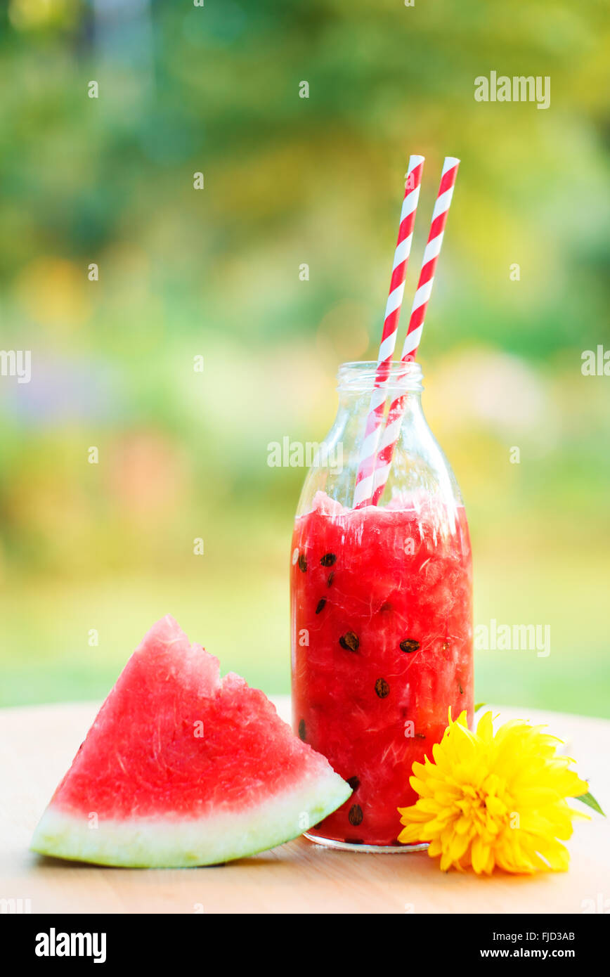 Süße Wassermelone detox Getränk für heißen Sommertag. Geringe Schärfentiefe, Fokus auf Flasche Stockfoto