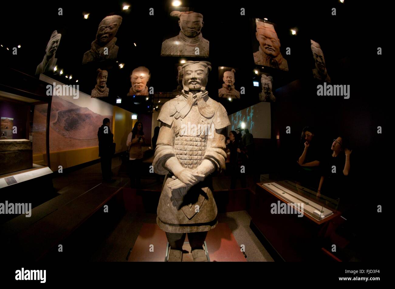 Chicago, USA. 1. März 2016. Foto am 1. März 2016 zeigt die Exponate auf der "Chinas erster Kaiser und seine Terrakotta-Krieger" Ausstellung im Field Museum in Chicago, USA. "Chinas erster Kaiser und seine Terrakotta-Krieger" Ausstellung in Chicago am Dienstag, mit Artefakte und Antiquitäten aus der chinesischen Qin-Dynastie vor mehr als 2000 Jahren eröffnet. Die größte Ausstellung der Terrakotta-Krieger statt in Nordamerika in den letzten Jahren Vitrinen mehr als 170 Objekte einschließlich Bronze Artefakte, Waffen und 10 berühmten Terrakottafiguren. © He Xianfeng/Xinhua/Alamy Live-Nachrichten Stockfoto