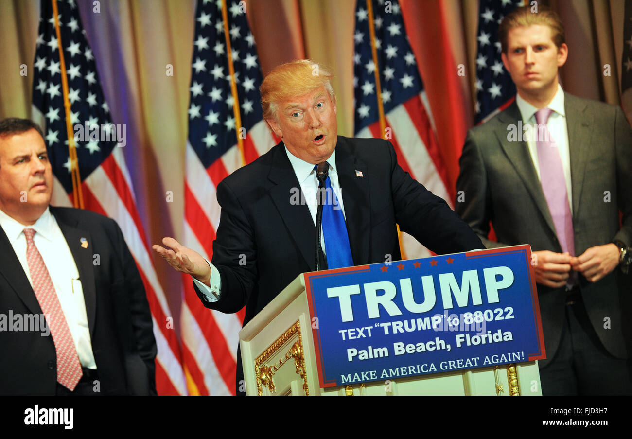 Palm Beach, Florida, USA. 1. März 2016. Republikanische Präsidenten Spitzenreiter Donald Trump spricht zu den Medien während einer Pressekonferenz in seinem Mar-A-Lago Club auf Super Dienstag, 1. März 2016, in Palm Beach, Florida. Trump ist auf der linken Seite von New Jersey Gouverneur Chris Christie, und auf der rechten Seite von seinem Sohn, Eric Trump flankiert. Bildnachweis: Paul Hennessy/Alamy Live-Nachrichten Stockfoto