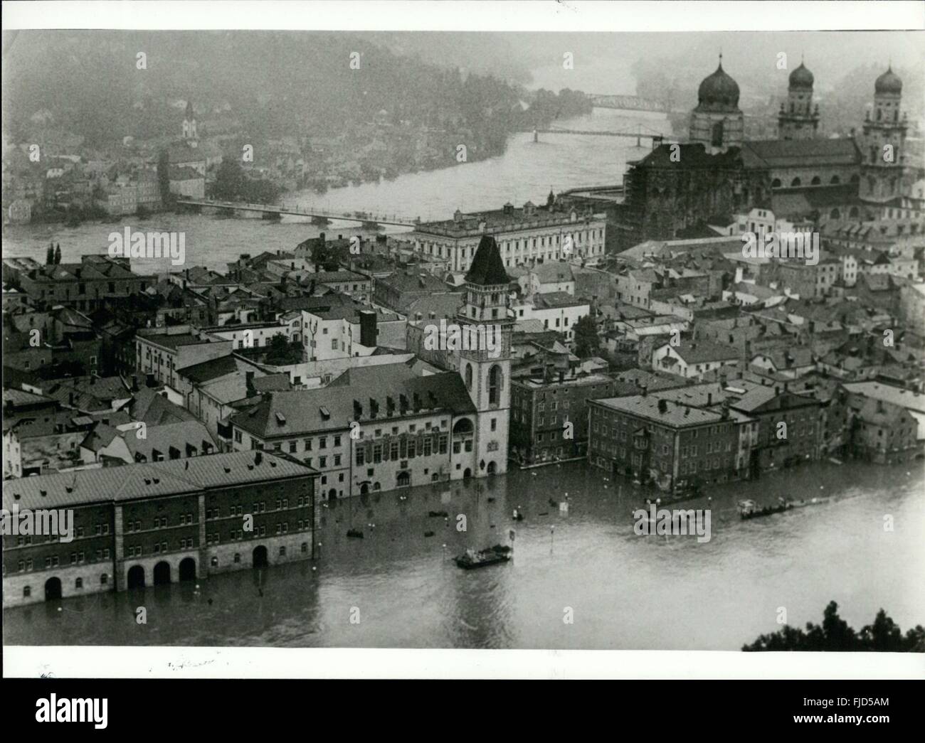 1968 - Flut-Katastrophe In Passau / Deutschland: der Dauerregen der letzten Tage brachten eine Überschwemmungskatastrophe nach Bayern. Die Stadt Passau, durch die drei Flüsse fließen, hat vor allem bedrängt wurde. Dona, Gasthaus und Ila überflogen die Ufer und überflutete Straßen, Keller und Wohnräume nach den Wasserstand auf neun Meter gestiegen war. Bis jetzt nachlässt das Hochwasser sehr langsam. Schulen wurden geschlossen und die Straßen waren blockiert. Das Hochwasser bereits viele Tod behauptet und vermisste Personen, - bis jetzt, die genaue Zahl der Opfer sowie ein Ende der Katastrophe ist noch Immeasur Stockfoto