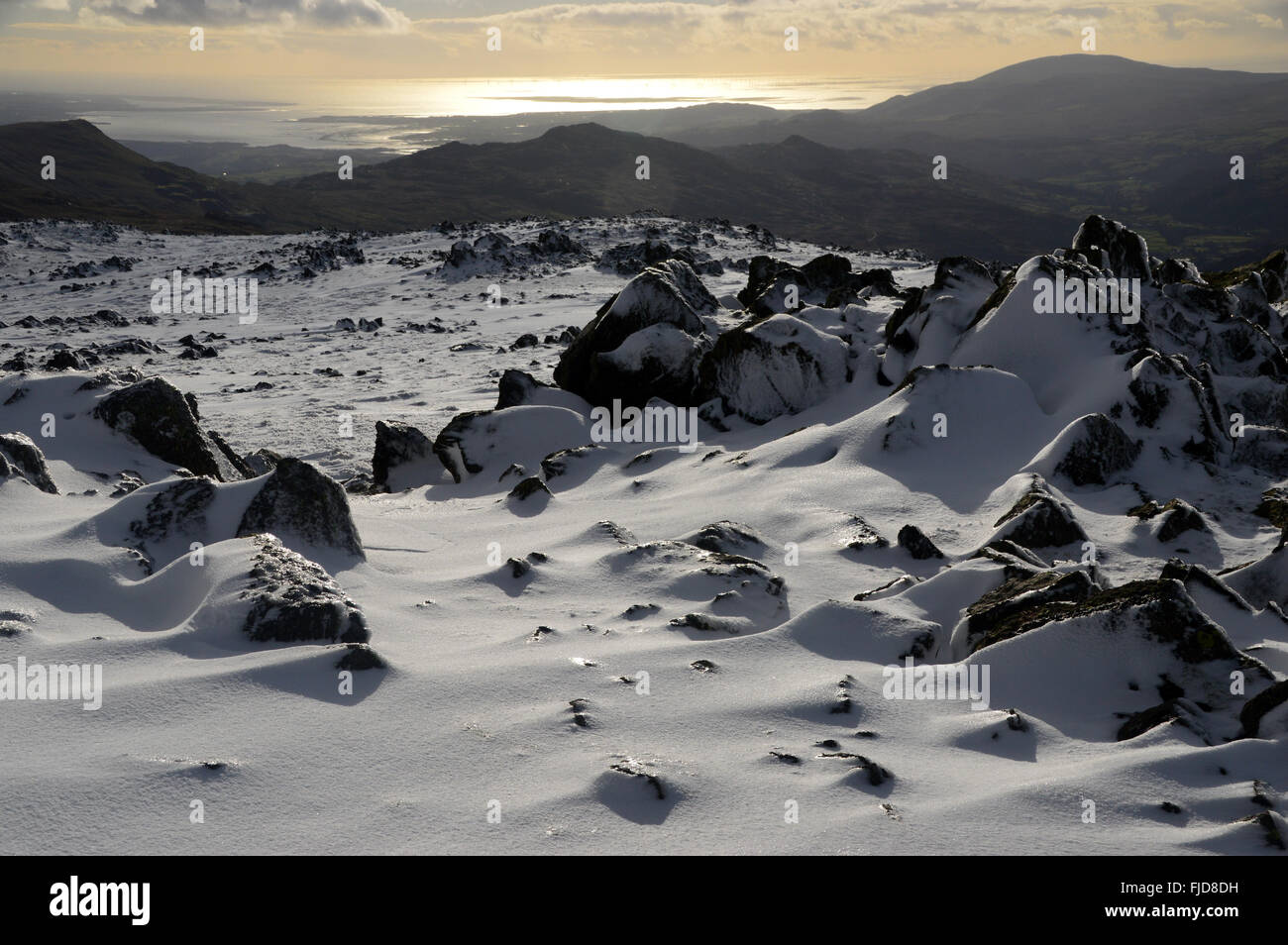 Fels und Eis aus dem Gipfel Cairn der graue Mönch im Winter gefroren Stockfoto