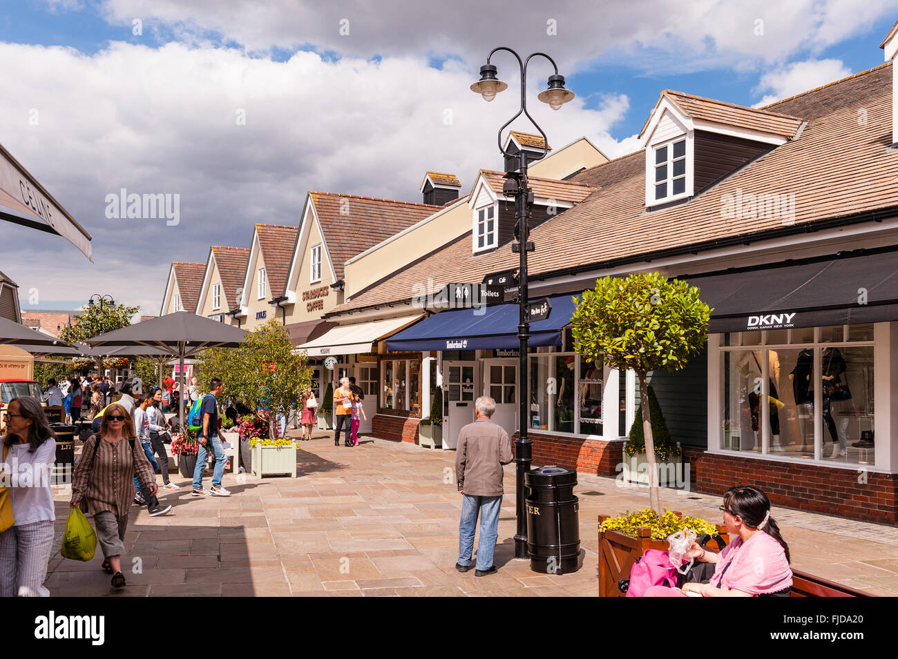 Menschen, die Einkaufen in Maasmechelen Village in Bicester, Oxfordshire, England, Großbritannien, Uk Stockfoto
