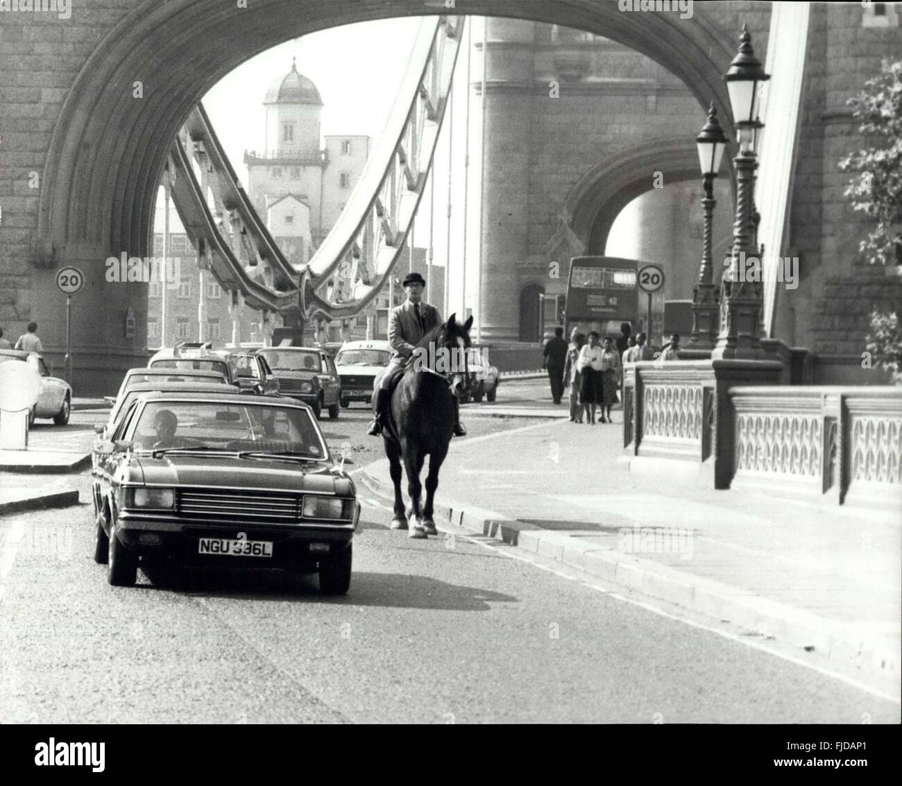 1968 - das Pferd jetzt Bank Station angekommen; Die meisten Stadt Pendler denken, sie haben genug Probleme mit dem lokalen Zug Service in London ohne nach Hause verlassen um 6 morgens bis 18 Meilen in etwa drei Stunden zu decken. Aber die meisten nicht im gleichen Stil als Geschäftsmann Bill Young aus Warlington, Surrey. Zu seiner Bucht Jäger in Top-Zustand für die Jagdsaison hat Mr. Young sein Auto mit seinen großen Durst für Patrol gegeben in dem er normalerweise in seinem Londoner Büro für eine gemütliche Fahrt fährt zu arbeiten. Obwohl ein Pferd laufen in diesen Tagen nicht ganz die billige alternati Stockfoto