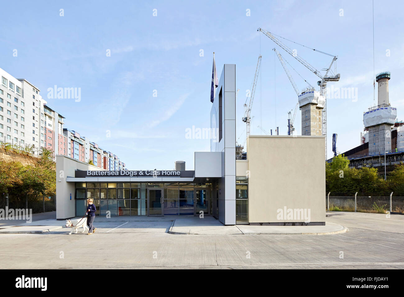 Vorderansicht des Aufnahme-Zentrum mit Battersea Power Station und Wohnung Blöcke in BackgroundBattersea & Katzen Hunde HomeLo Stockfoto