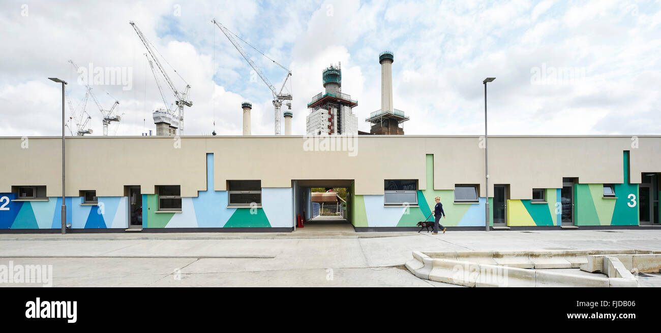 Vorderansicht des farbigen kennel SectionsBattersea & Katzen Hunde HomeLondonUnited KingdomArchitect: Jonathan Clark Archi Stockfoto