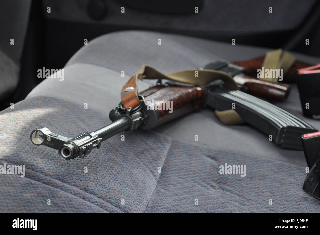 Eine Waffe im Auto, Maschinenpistole, Auto Stockfoto
