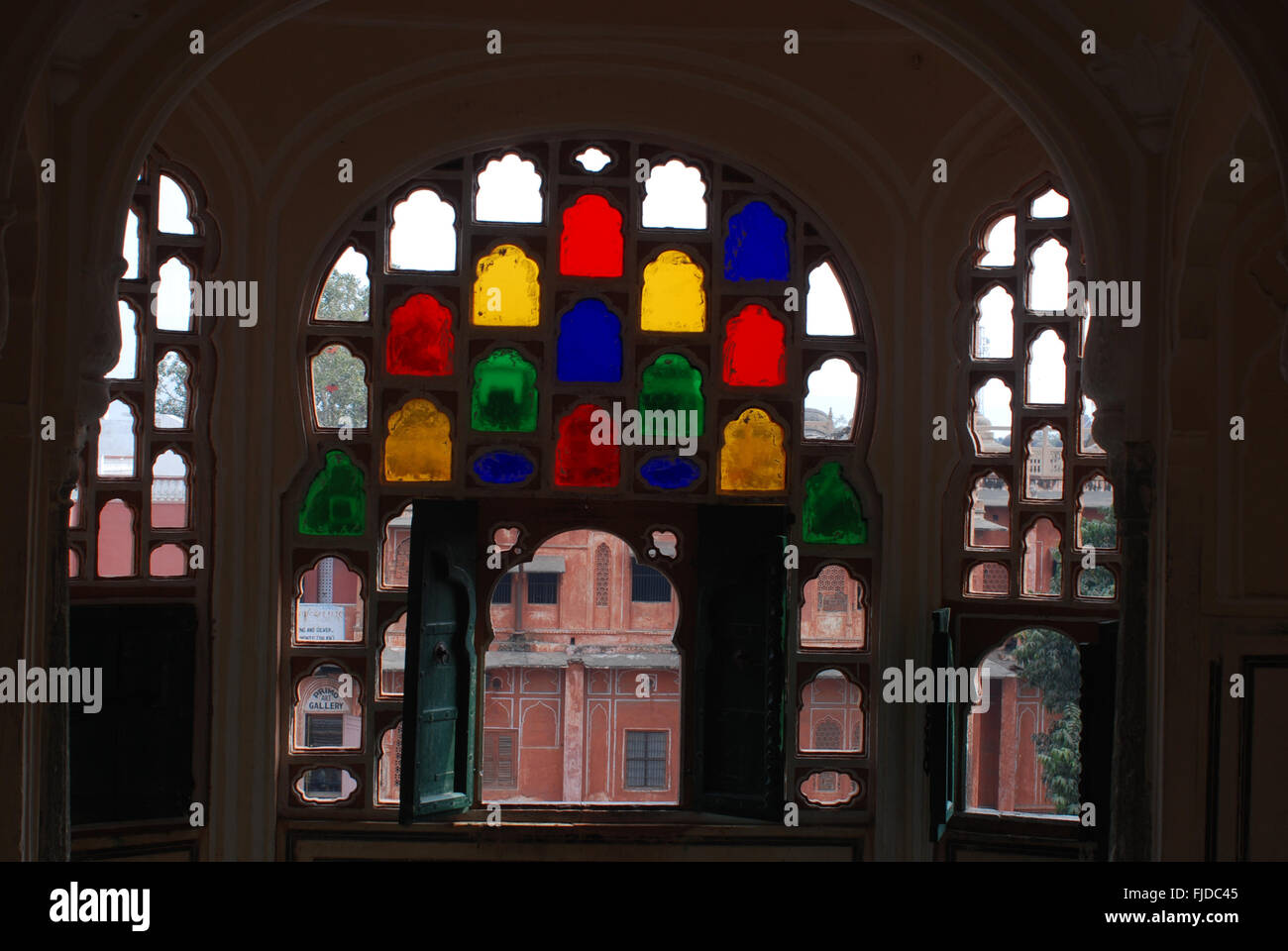 Glasfenster im Inneren Hawa Mahal, Jaipur, Rajasthan, Indien, Asien Stockfoto
