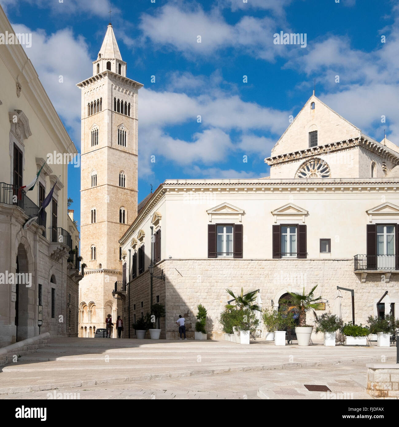 Die gestaffelten Turm der Kathedrale von St. Nikolaus der Pilger, Trani, Apulien, Italien Stockfoto