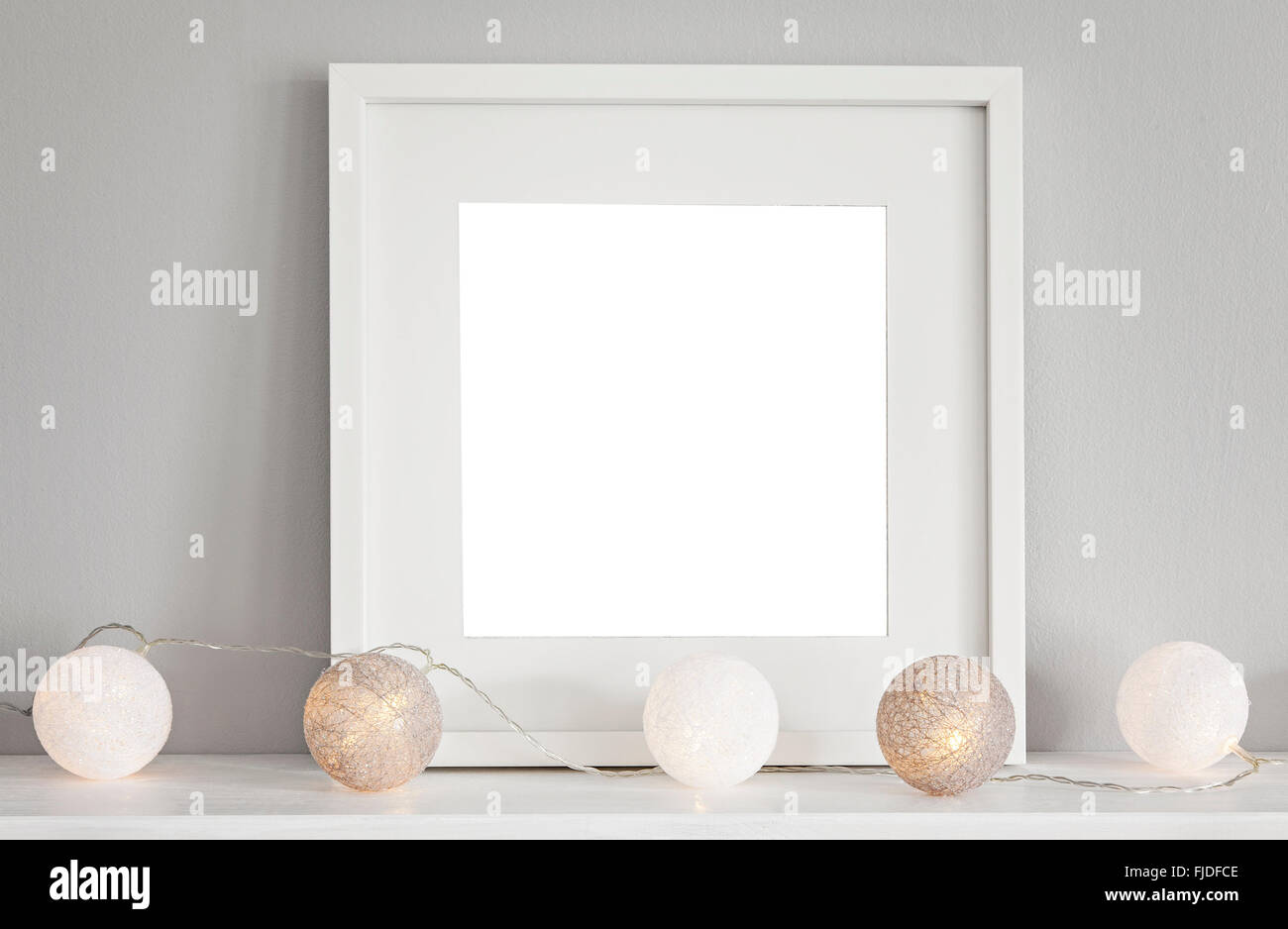 Bild einer Mock-up-Szene mit einem weißen quadratischen Rahmen und Kugeln. Stockfoto Bild einer Mock-up-Szene mit einem weißen quadratischen Rahmen und Kugeln. Stockfoto