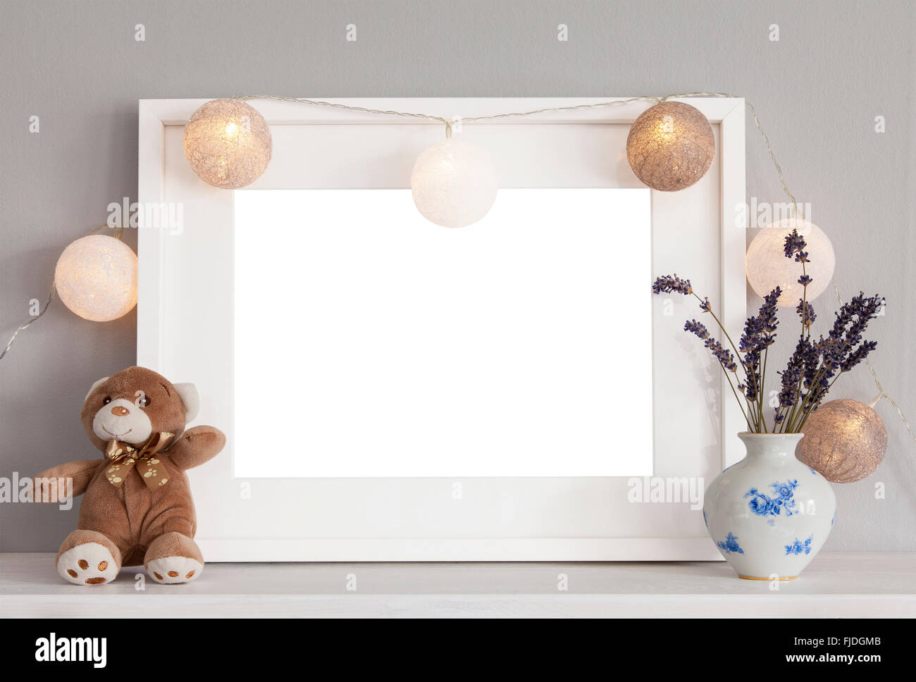 Bild des Mock-up Szene mit weißem Rahmen und Dekorationsartikel. Stockfoto