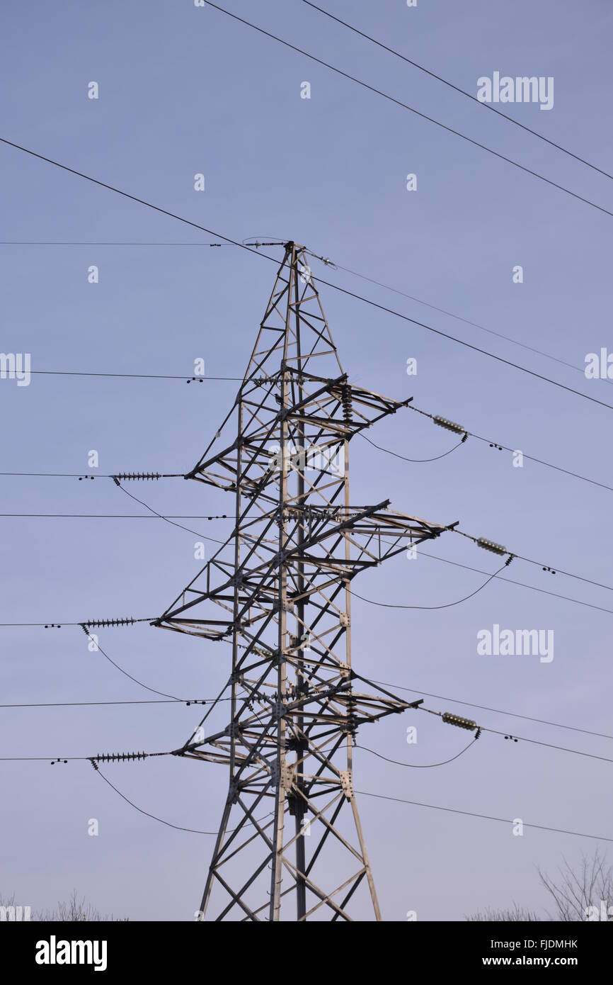 ein Strom-Sendemast vor blauem Himmel Stockfoto