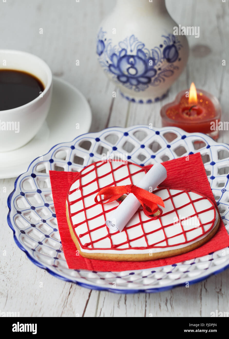 Rotes Herz geformten Lebkuchen mit dem Valentinstag-Wunsch. Romantisches Valentinstag-Essen. Geringe Schärfentiefe. Stockfoto