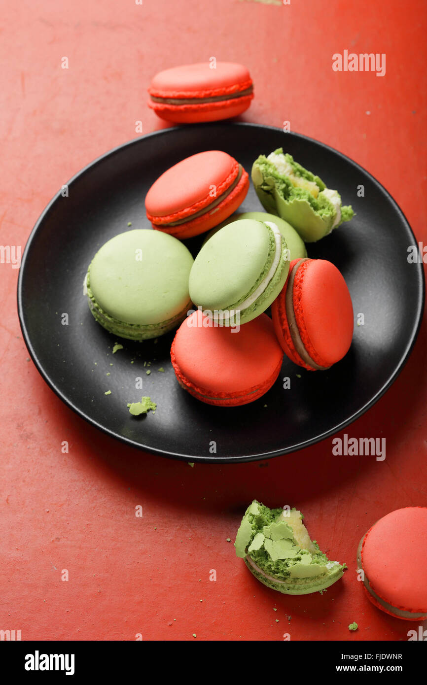 rote und grüne Makronen, süße Speisen Stockfoto