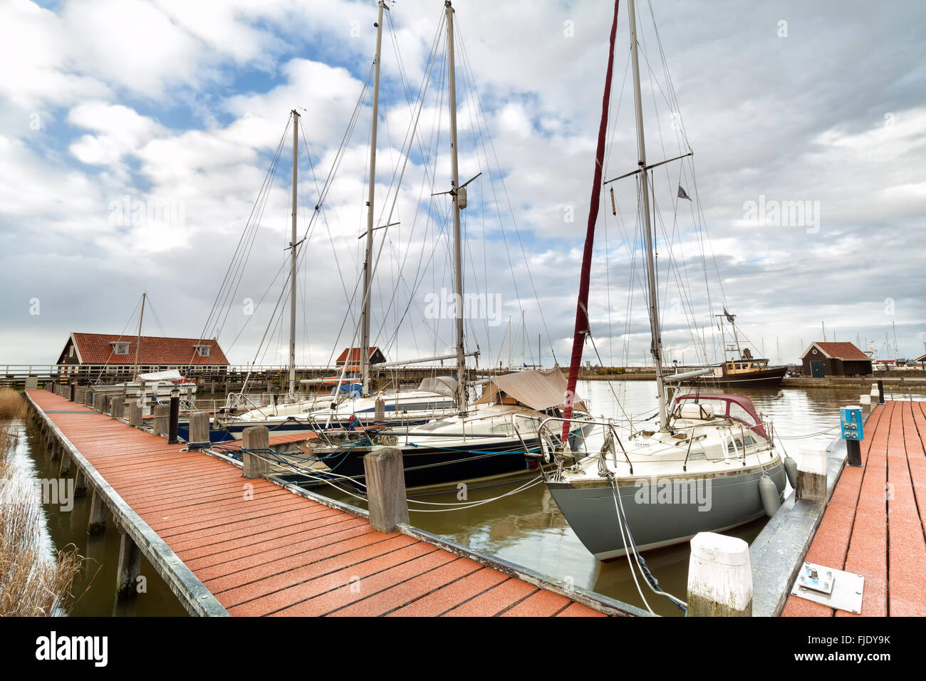 Yachten im Hafen in Hindeloopen, Friesland, Niederlande Stockfoto