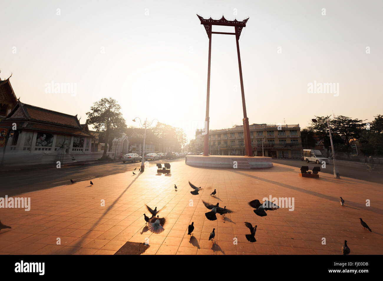 Sonnenlicht mit Giant Swing die Thais "Sao Ching Cha" genannt. Es gibt viele Tauben Leben in dieser Gegend. Es ist das wichtigste Stockfoto
