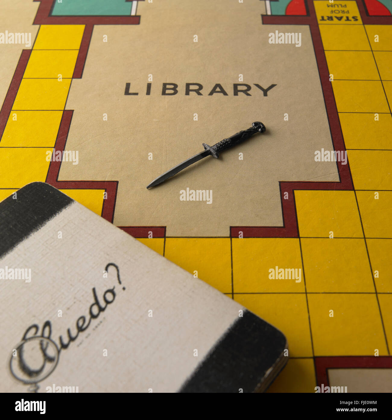 Nahaufnahme der Bibliothek mit Dolch auf Vintage Cluedo-board Stockfoto