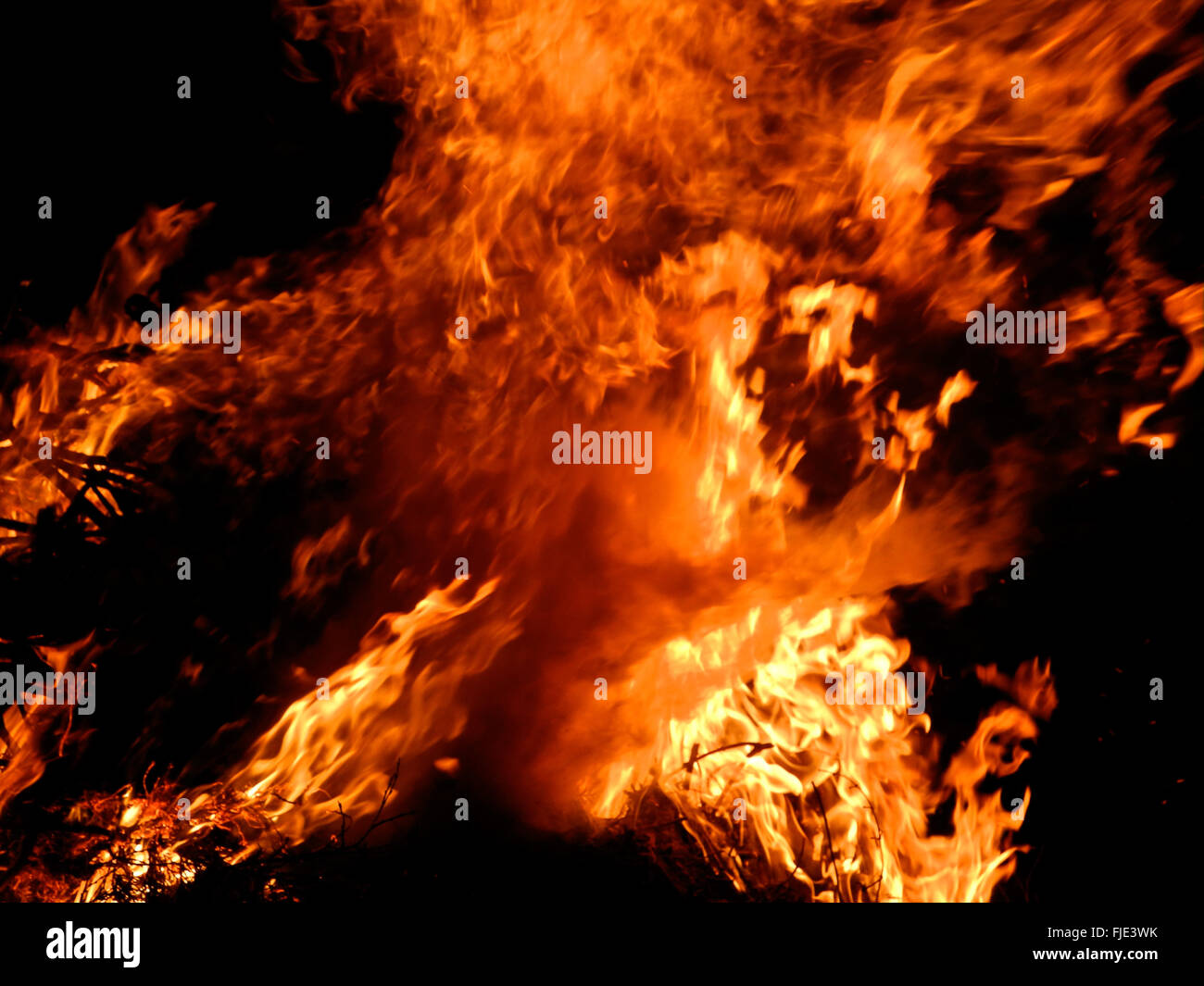 Buschfeuer Buschfeuer wildes Feuer Flammen brennen außer Kontrolle Stockfoto