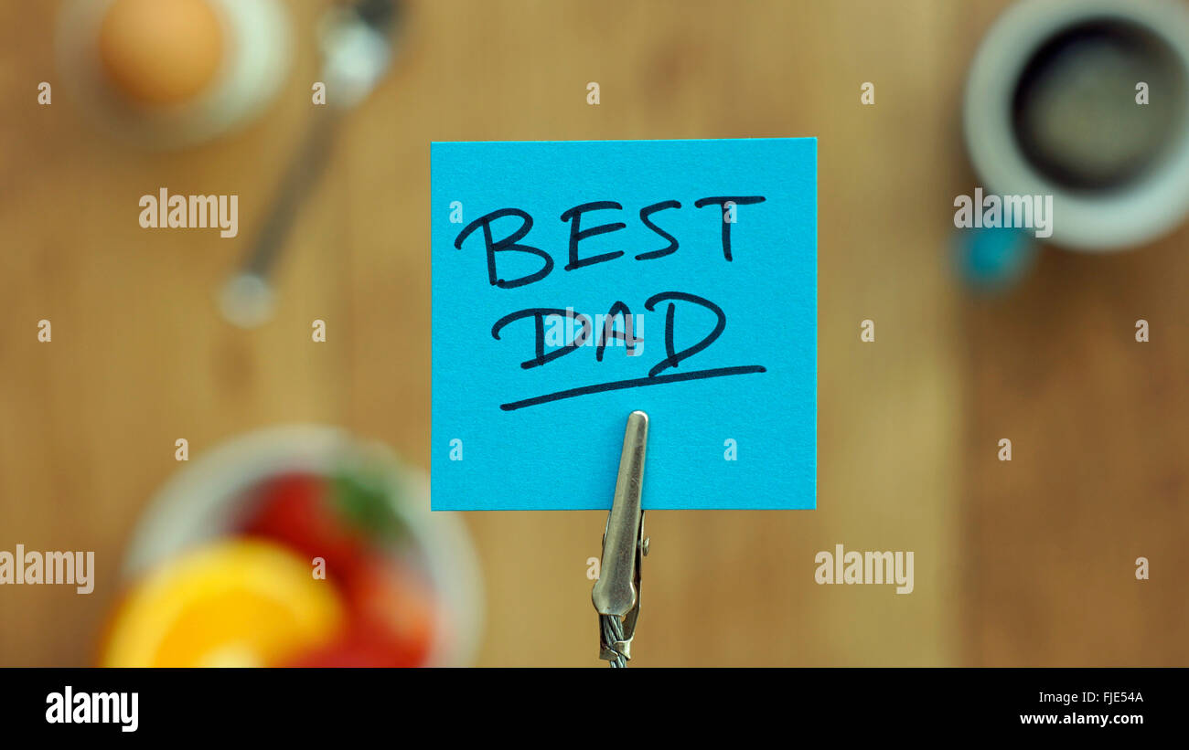 Bester Papa zum Vatertag auf ein Memo zwischen Frühstück geschrieben Stockfoto
