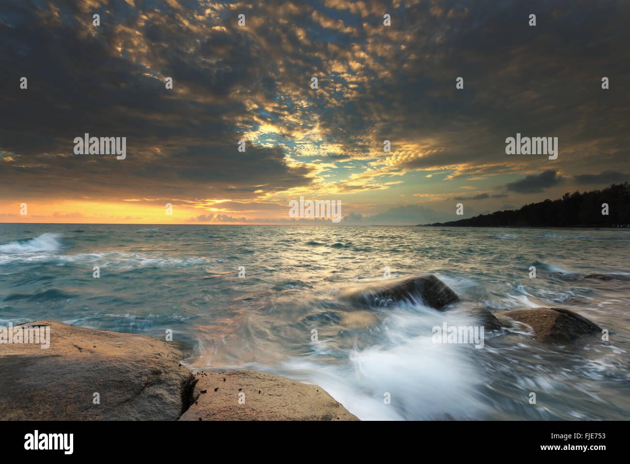 Felsen und Meer. Dramatische Szene. Zusammensetzung der Natur. Stockfoto