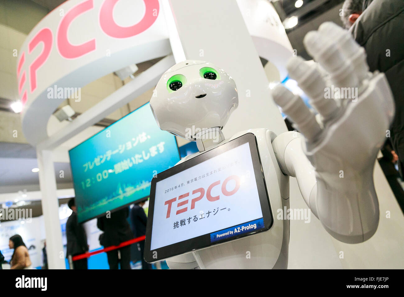 Der humanoide Roboter Pfeffer führt auf der 2. Energie Markt Liberalisierung Expo in Tokyo Big Sight am 2. März 2016, Tokio, Japan. Japans Strommarkt wird erstmals ab April 2016 mit neuer und bestehender Lieferbeziehungen startberechtigt für Kunden geöffnet werden. Es ist zu hoffen, dass die Liberalisierung wird bestehende Monopole aufzubrechen und Preise senken. Die Ausstellung ist Teil der World Smart Energy Week-2016 die verschiedenen organisiert im Zusammenhang mit Energie zeigt und läuft bis zum 4. März. © Rodrigo Reyes Marin/AFLO/Alamy Live-Nachrichten Stockfoto