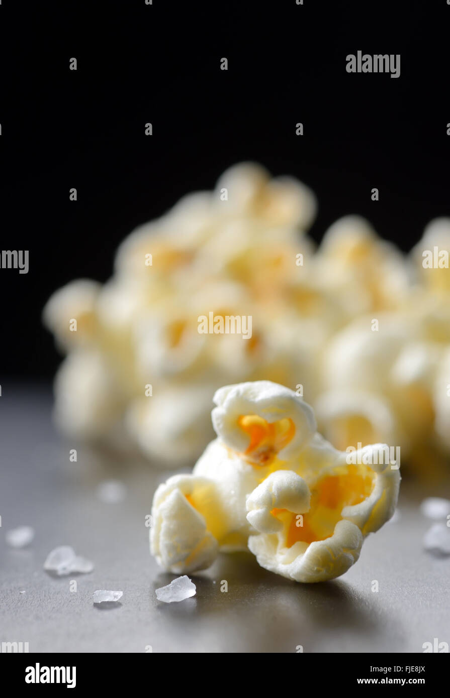 Popcorn und Salz auf schwarzem Hintergrund isoliert Stockfoto