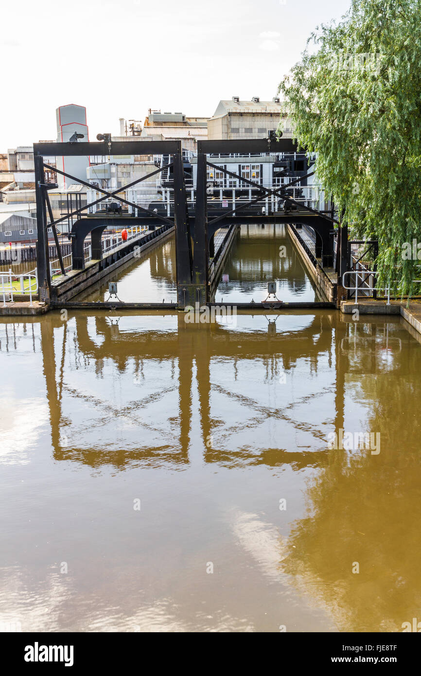 Oberen Ausgang Eintrag von Anderton Boot Lift, die Narrowboats zwischen River Weaver die Trent und Mersey Kanal aufwirft. England, U Stockfoto