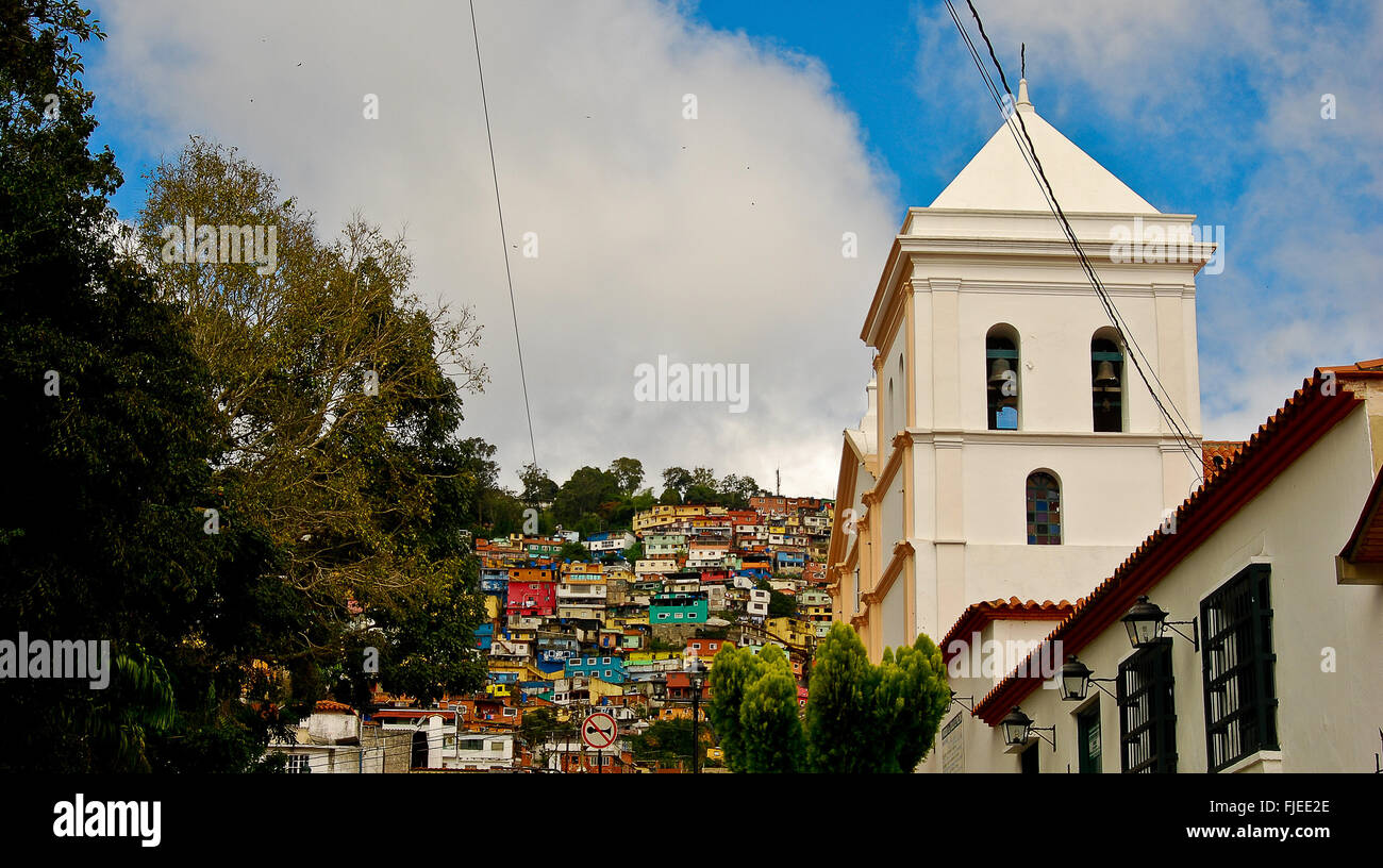 Blick auf Slums auf Hügel in El Hatillo, Caracas, Venezuela Stockfoto