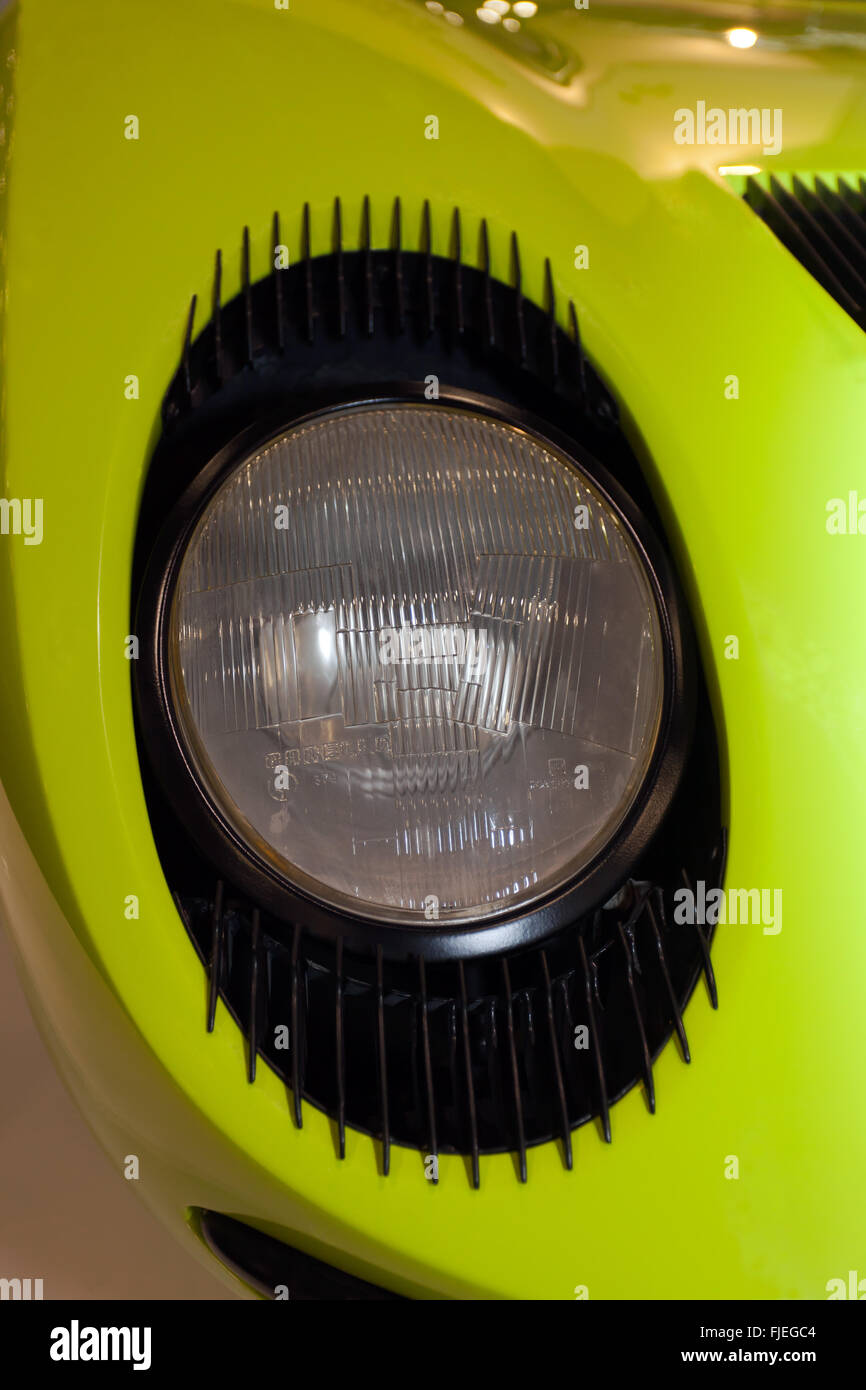 Eine Nahaufnahme der "Wimpern" rund um den Scheinwerfer ein gelbes 60er Jahre Lamborghini Miura P400 Stockfoto