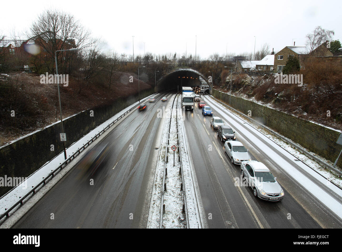 Huddersfield, West Yorkshire, Großbritannien. 2. März 2016. Schneeverhältnissen verursachte Verspätungen im Luftverkehr, Halifax Weg in Huddersfield heute auf 2. März 2016 abgebildet. Schneefall und icey Bedingungen in West Yorkshire führten zu Verzögerungen und Störungen an den öffentlichen Nahverkehr. Harry Whitehead / Alamy Live News Stockfoto